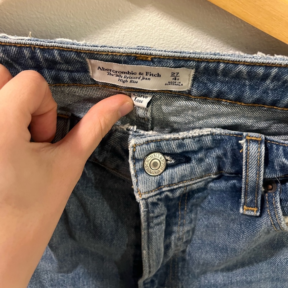 4/27 Abercrombie 90s relaxed jean high rise curve love